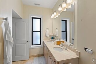 5219 N Winthrop Ave, Unit 2N in Chicago, IL - Building Photo - Building Photo