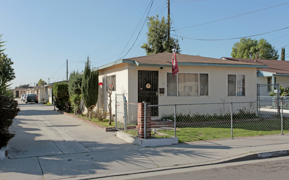 4920 Elizabeth St in Bell, CA - Foto de edificio