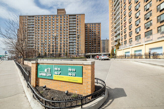 Singapore Tower in Corona, NY - Foto de edificio - Building Photo