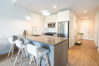 323 Pine St in Jersey City, NJ - Building Photo - Building Photo
