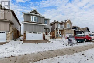 36 Hillcroft Wy in Kawartha Lakes, ON - Building Photo