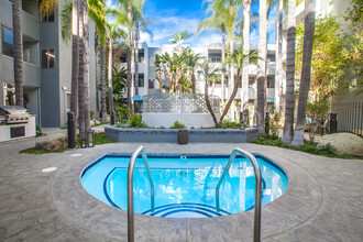 Candlewood North in Northridge, CA - Foto de edificio - Building Photo