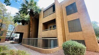 2625 E Indian School Rd in Phoenix, AZ - Building Photo