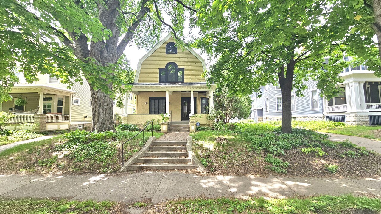 2408 Bryant Ave S in Minneapolis, MN - Building Photo