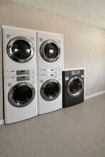 Valhalla Apartments in Corpus Christi, TX - Foto de edificio - Building Photo