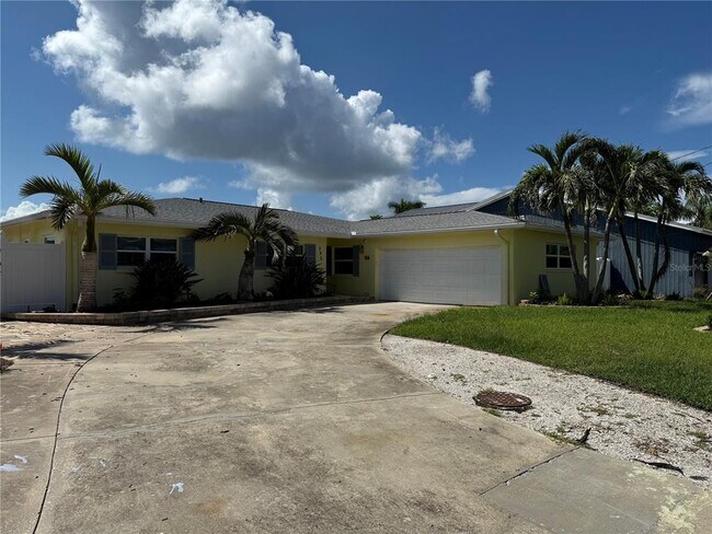 590 Belle Point Dr in St Pete Beach, FL - Building Photo - Building Photo