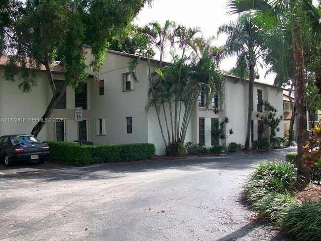 5494 Courtyard Dr in Margate, FL - Building Photo - Building Photo