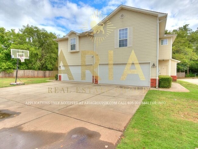 property at 2922 Oak Tree Ave