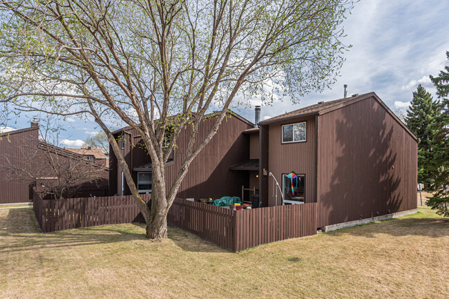 2413 142 Ave NW in Edmonton, AB - Building Photo - Building Photo