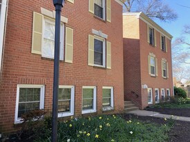 884 Quince Orchard Blvd in Gaithersburg, MD - Building Photo