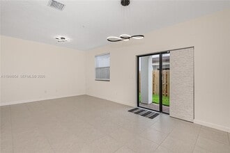 261 SW 159th Ct in Pembroke Pines, FL - Foto de edificio - Building Photo