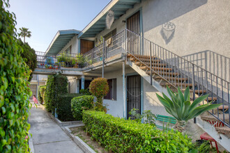 10203 Ruoff Ave in Whittier, CA - Foto de edificio - Building Photo