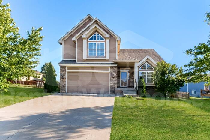 1518 Eagle Glen Cir in Raymore, MO - Building Photo