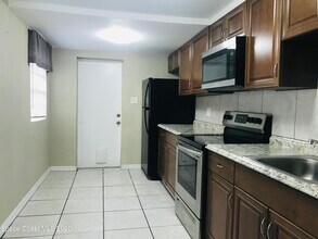 209 Birch St in Titusville, FL - Foto de edificio - Building Photo