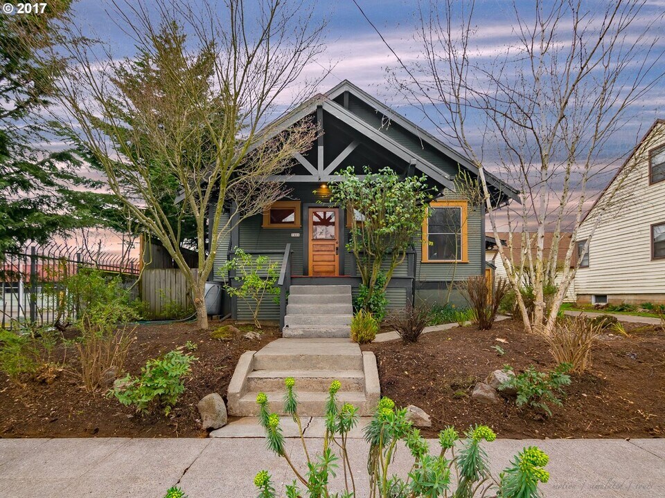 7466 N Burr Ave in Portland, OR - Building Photo