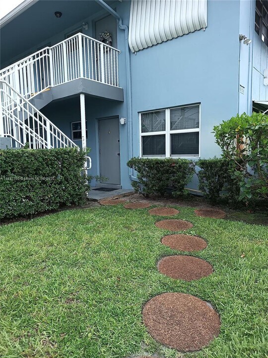 3856 S Circle Dr in Hollywood, FL - Building Photo