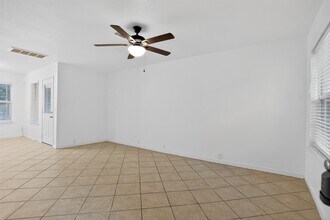 17627 S Summit Canyon Dr in Houston, TX - Building Photo - Building Photo