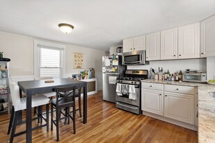 68 Pleasant St, Unit 2 in Cambridge, MA - Building Photo