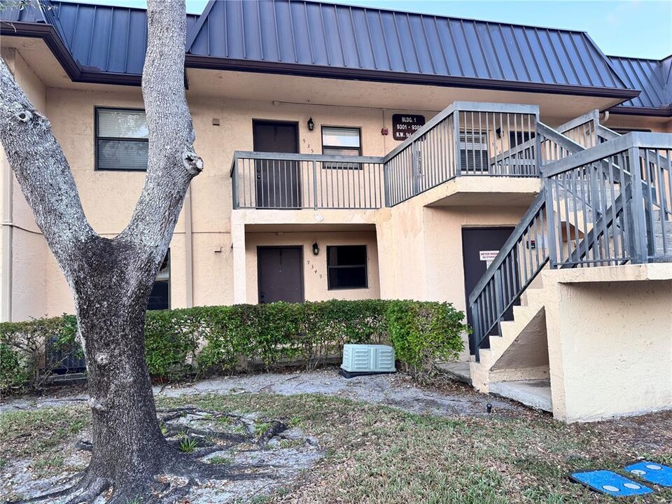 9349 NW 1st Ct, Unit 103 in Pembroke Pines, FL - Foto de edificio