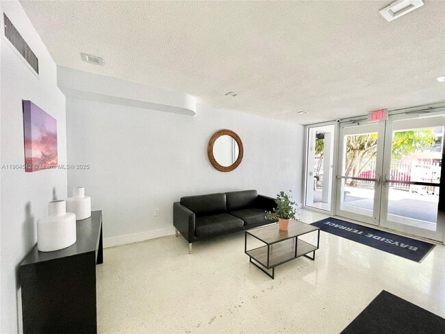 1670 Bay Rd in Miami Beach, FL - Building Photo - Building Photo