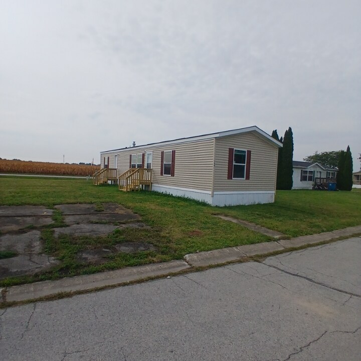 106 Palm View Dr in La Fontaine, IN - Building Photo