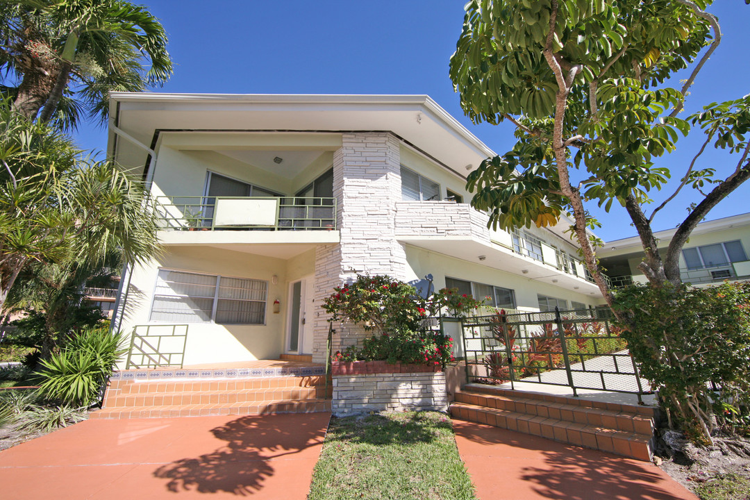 Crestview Apartments in Bay Harbor Islands, FL - Foto de edificio