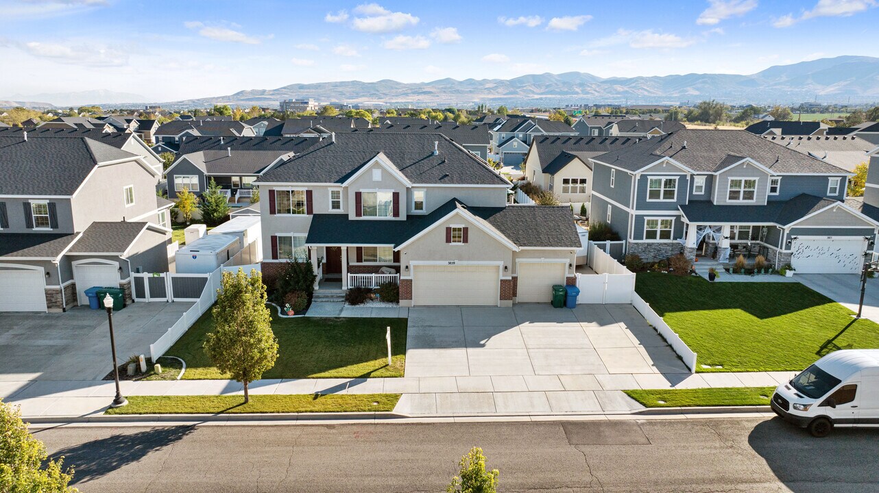 3859 W Young Lucerne Cir in Riverton, UT - Building Photo