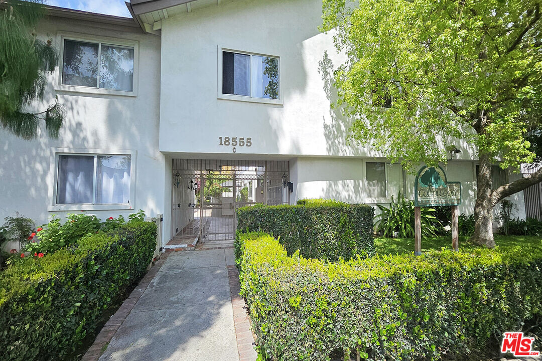 18555 Collins St in Los Angeles, CA - Building Photo
