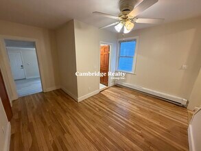 67 Oak St, Unit 2T in Somerville, MA - Foto de edificio - Building Photo