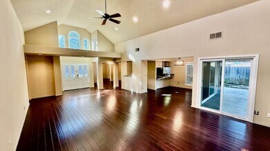 564 E Braddock Dr in Fresno, CA - Building Photo - Building Photo