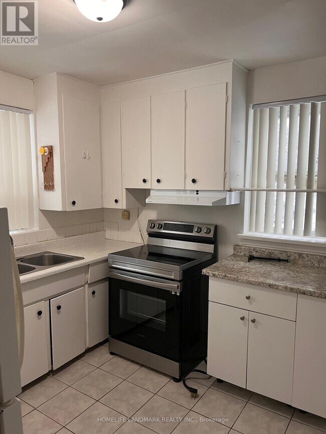 49 Addison Crescent in Toronto, ON - Building Photo - Building Photo