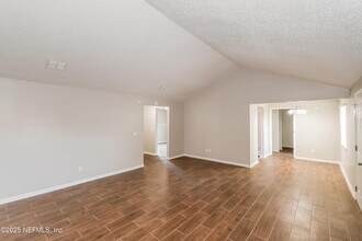 8343 Spring Lake Rd N in Jacksonville, FL - Foto de edificio - Building Photo