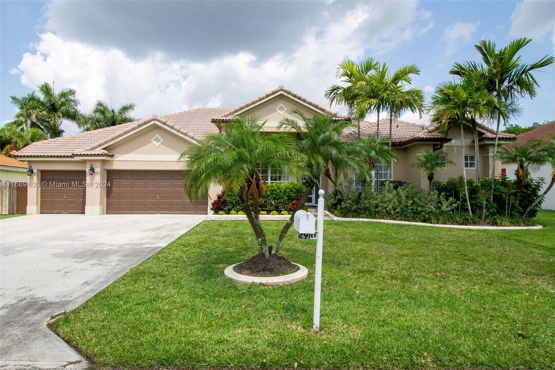 2910 Fairways Dr in Homestead, FL - Building Photo