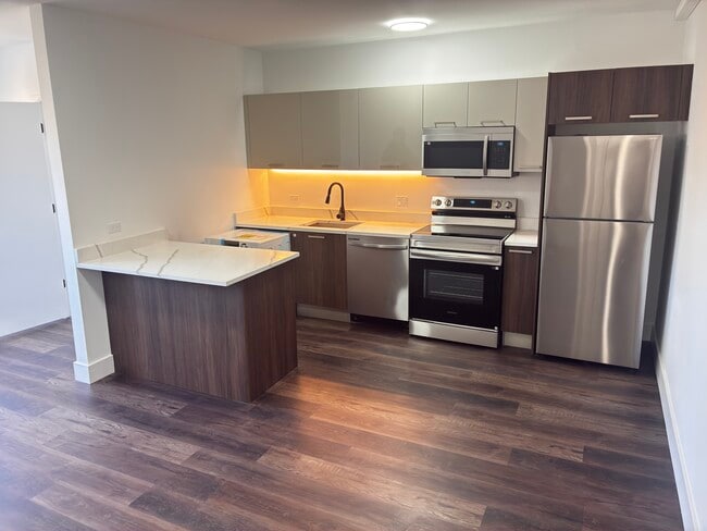 5653 N Ashland Ave, Unit 303