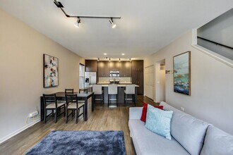 2233 W Medill Ave in Chicago, IL - Building Photo - Building Photo