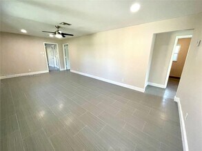 2301 NW 114th Ave-Unit -2 in Coral Springs, FL - Foto de edificio - Building Photo