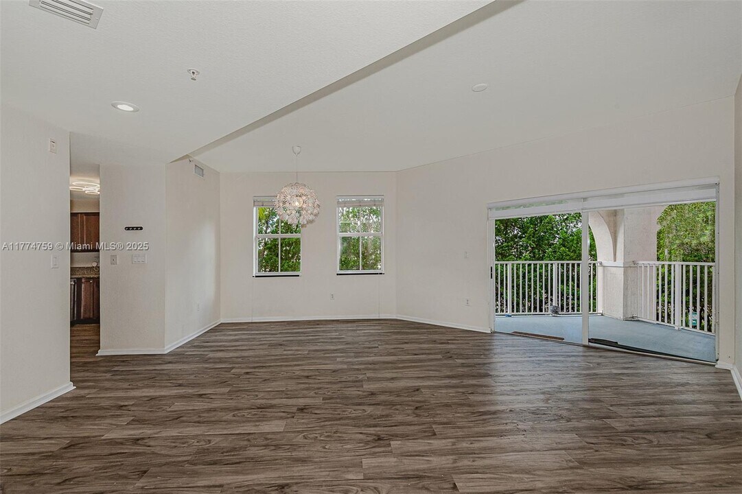 11605 NW 89th St in Doral, FL - Building Photo
