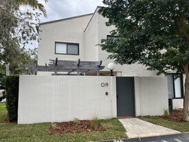 4702 SW 67th Ave in Miami, FL - Building Photo