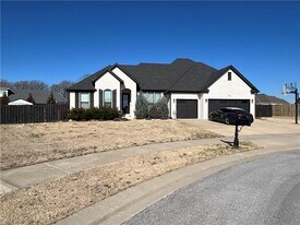 819 Malbec Rd in Springdale, AR - Building Photo