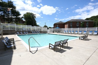 Nutmeg Woods in New London, CT - Building Photo - Building Photo