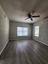 601 E Wright Ave-Unit -B in Baytown, TX - Building Photo - Building Photo
