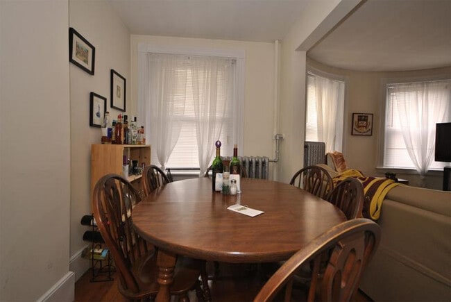 44 Linden St, Unit 4 in Brookline, MA - Foto de edificio - Building Photo