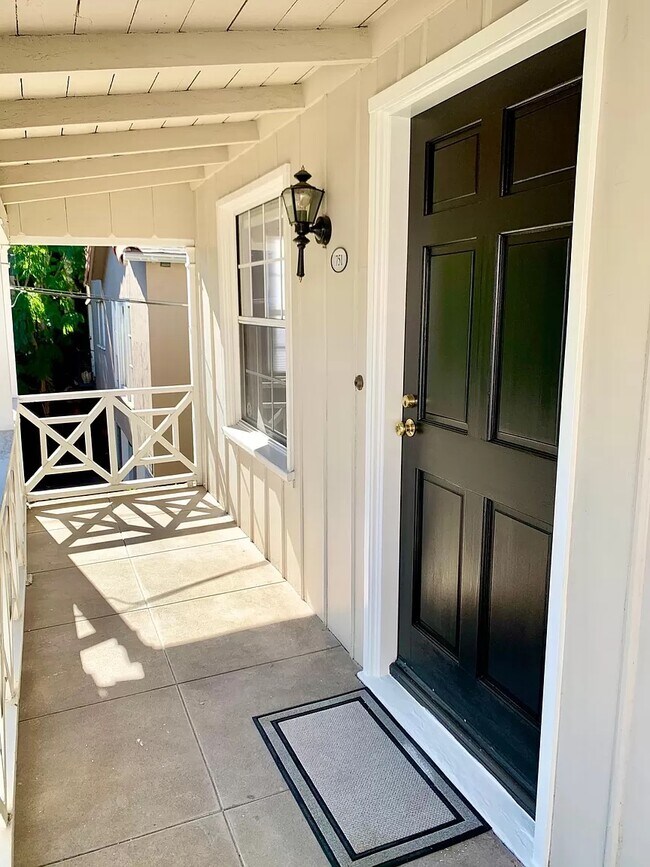 751 N Hayworth Ave in Los Angeles, CA - Building Photo - Building Photo