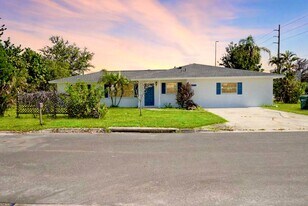 1796 Florence Ave in Englewood, FL - Building Photo