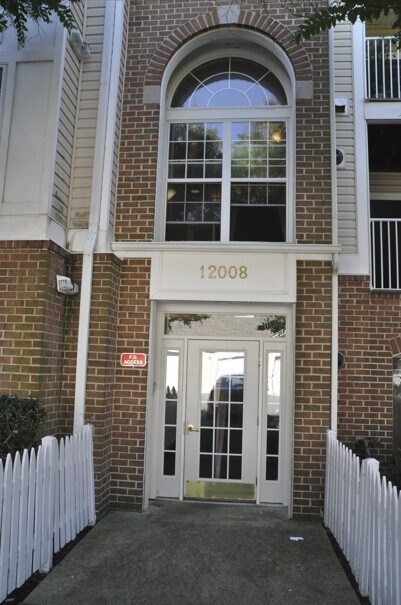 12008 Amber Ridge Cir, Unit A 301 in Germantown, MD - Foto de edificio