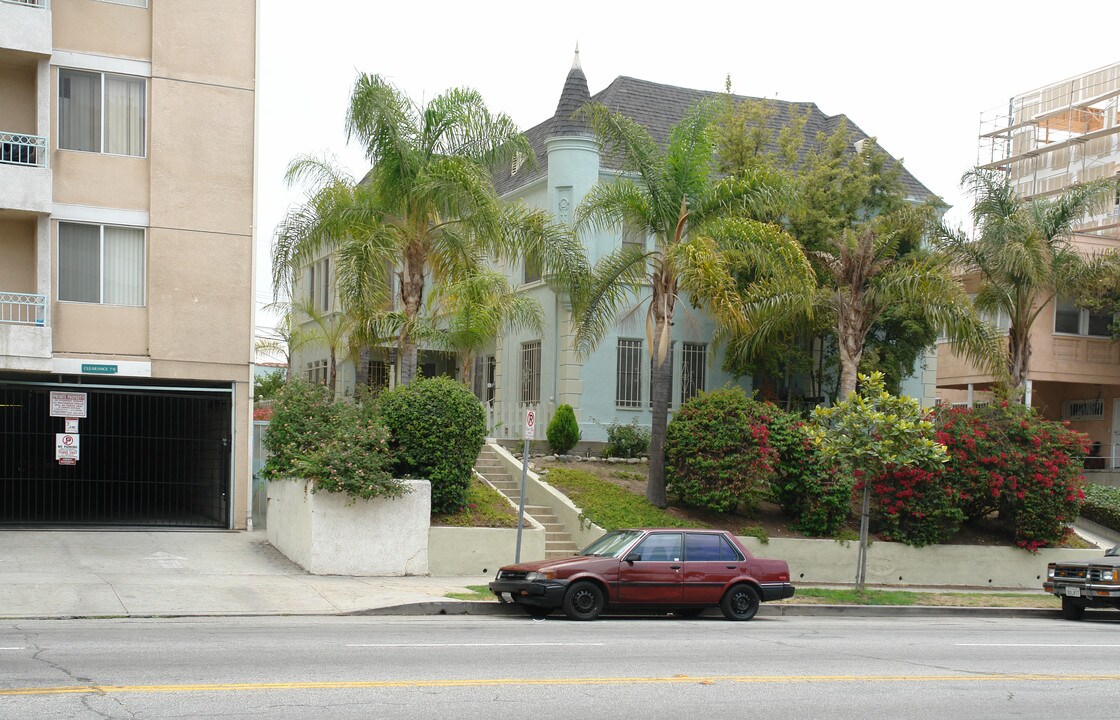 320 S Virgil Ave in Los Angeles, CA - Building Photo