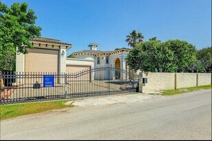 135 1st St in San Leon, TX - Building Photo