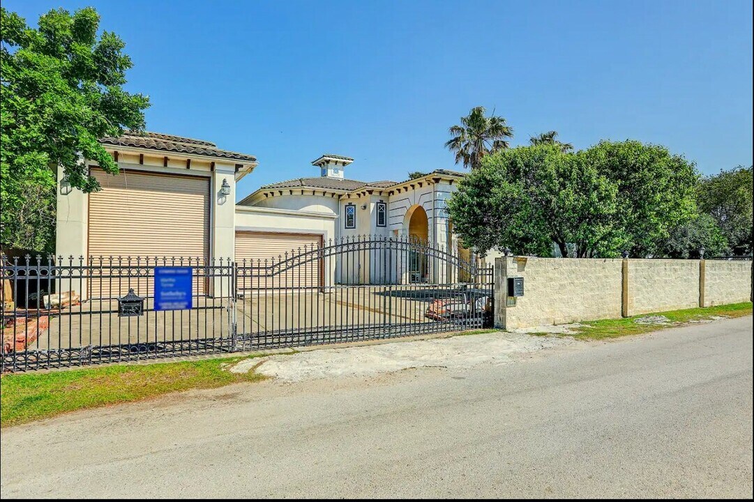 135 1st St in San Leon, TX - Building Photo