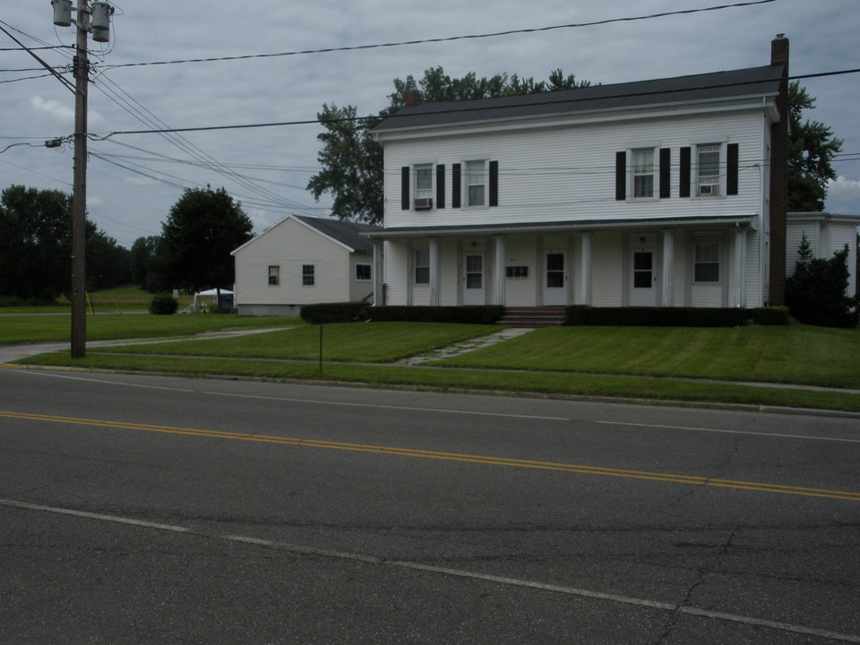 8961 N Main St in Windham, OH - Foto de edificio