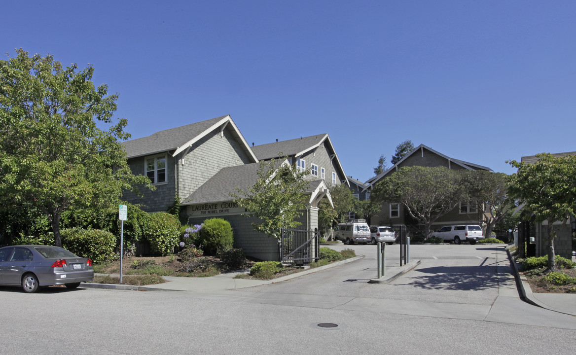 Laureate Court in Santa Cruz, CA - Foto de edificio